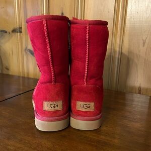 UGG women’s classic short boot. Size 9. Red.
